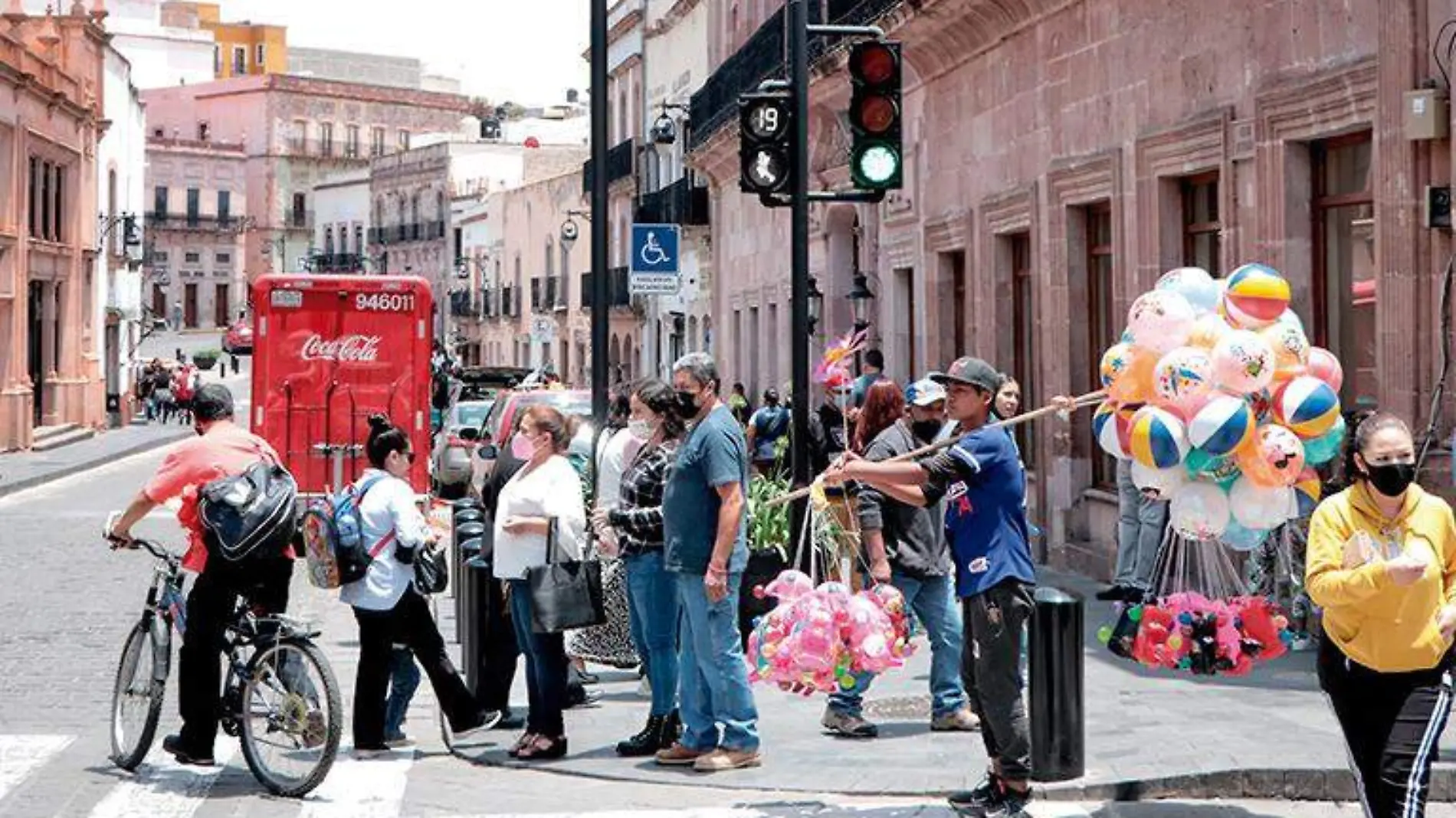 Personas en el centro de la ciudad de Zacatecas